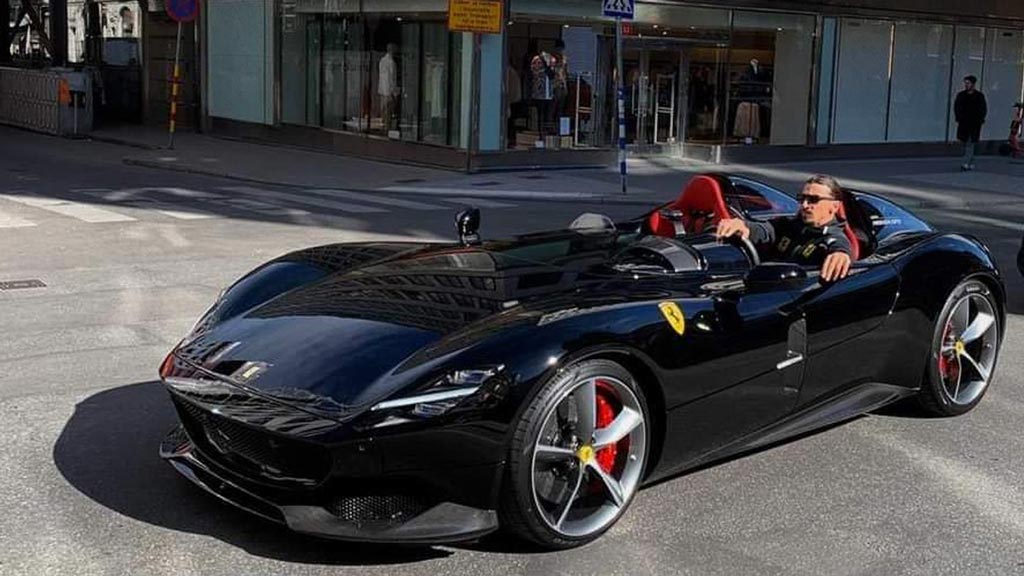 Zlatan Ibrahimovic, en problemas por manejar un Ferrari