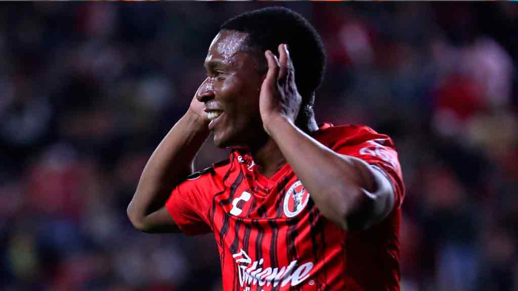 Angulo no volverá a Cruz Azul, se quedará 6 meses más con Xolos