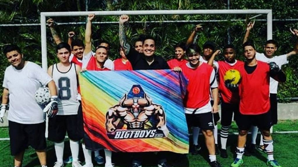 El equipo muestra con orgullo la bandera oficial de su club