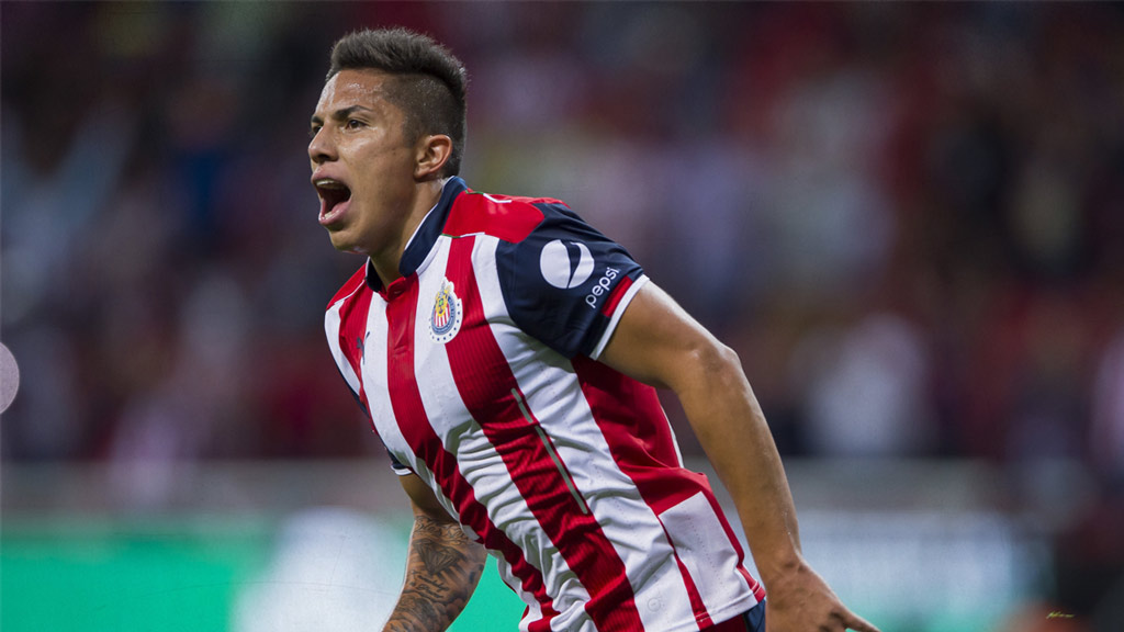 Chivas buscó a Carlos Salcedo; no pudo llegar al sueldo