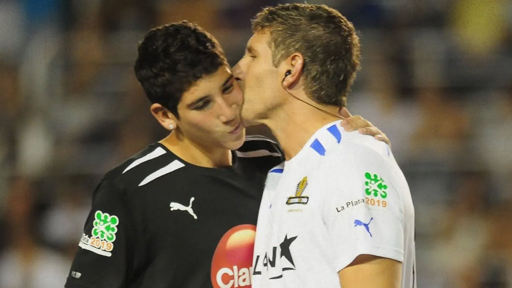 Martín Palermo de forma cariñosa le da un beso a su hijo Ryduan
