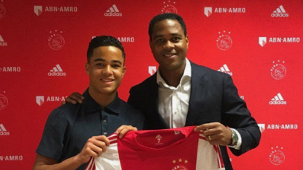 Patrick y Justin Kluivert, dos generaciones de futbolistas holandeses en una foto