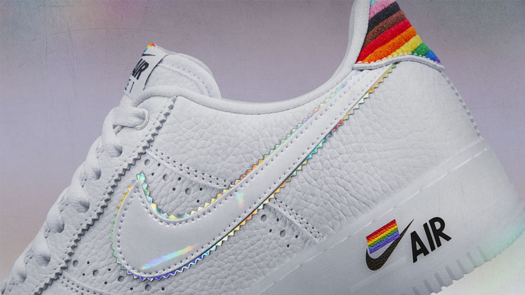 Este diseño en blanco de Nike con detalles en colores