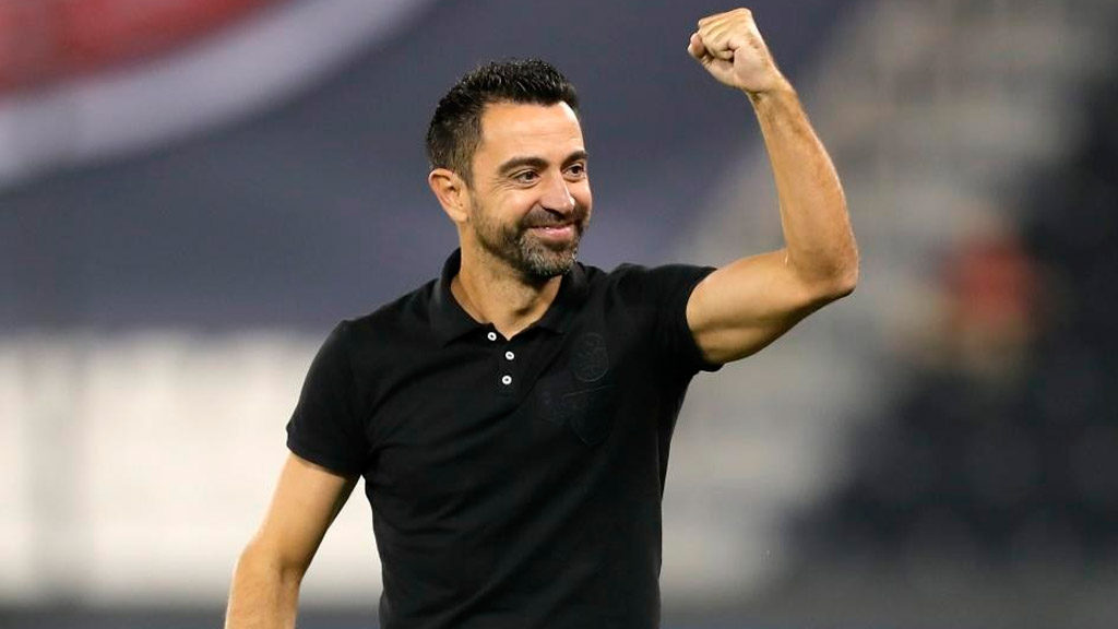 Xavi Hernández levanta la mano para dirigir al Barcelona