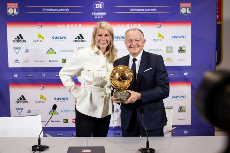 Ada Hegerberg presumiendo su Balón de Oro junto a Jean-Michel Aulas