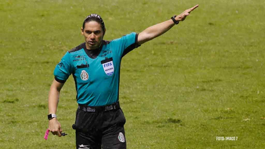 La polémica del árbitro Macías Romo con los Pumas
