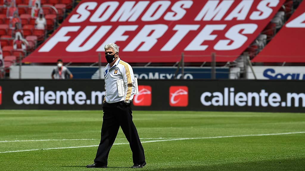Tuca Ferretti explotó contra el VAR tras derrota ante Toluca