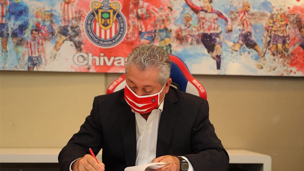 OFICIAL: Víctor Manuel Vucetich, nuevo DT de Chivas