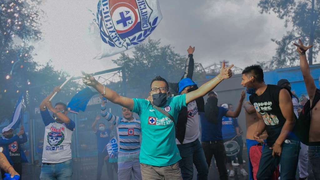 Afición de Cruz Azul acompañó al equipo previo al duelo ante América