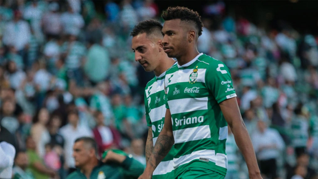 Ayrton Preciado de Santos pide que le bajen su salario