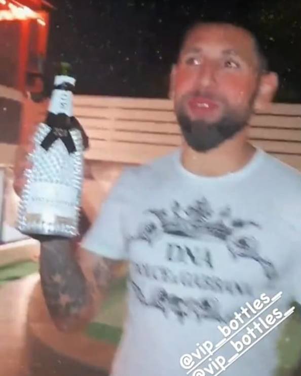 Aquí se ve a Jonathan Orozco en la fiesta
