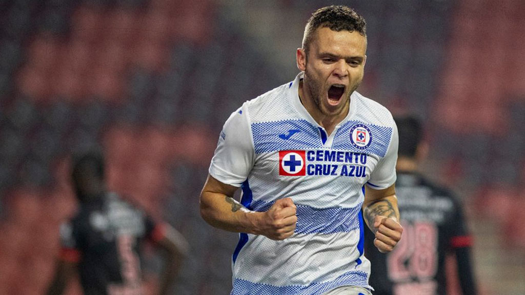 Cruz Azul analiza ofertas europeas por Cabecita Rodríguez