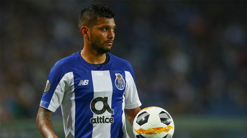 FC Porto recibe propuesta millonaria por Tecatito Corona