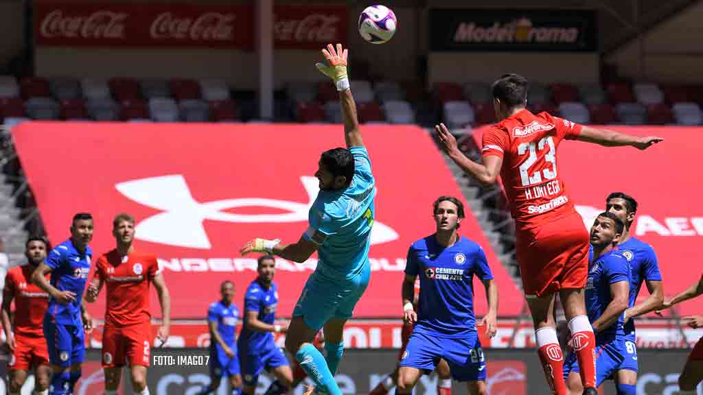 Cinco garrafales errores de Chuy Corona con Cruz Azul