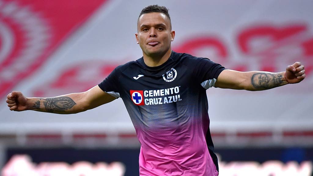 Doblete de 'Cabecita' Rodríguez en la victoria de Cruz Azul sobre Chivas