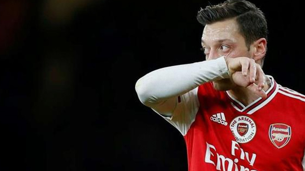 Arsenal borra a Mesut Özil de Premier League