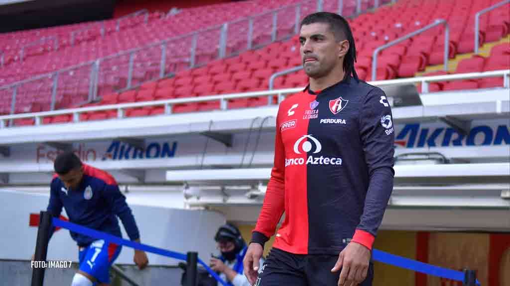 Video: El penal fallado de Malcorra en el Chivas vs Atlas