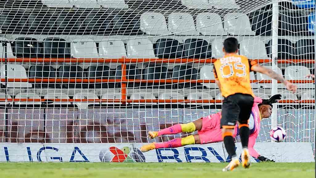 Video: Atajada de Alfredo Talavera para mantener el 1-0 ante Pachuca