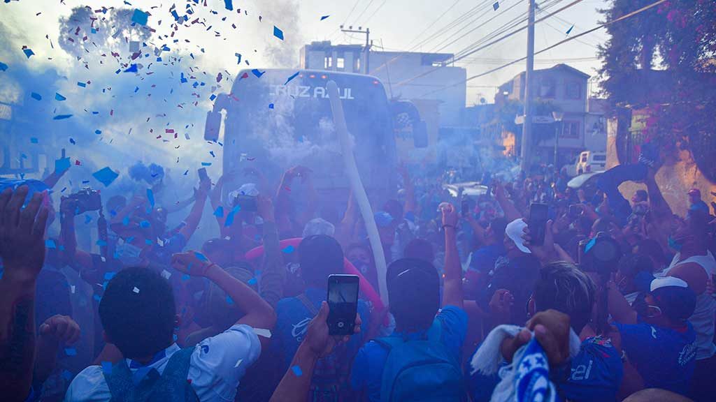 Cruz Azul fue recibido por un 'pasillo' de aficionados pese a pandemia