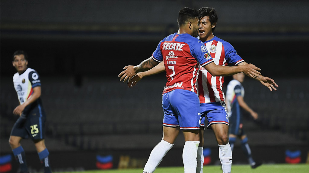 José Juan Macías y Alexis Vega, bajas para Chivas