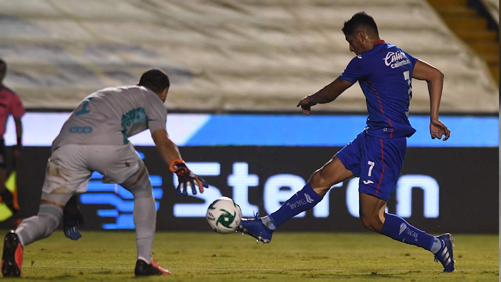 Luis Romo comanda triunfo de Cruz Azul ante Tigres