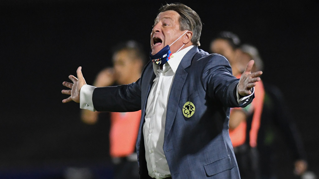 Miguel Herrera arremete contra Negro Santos