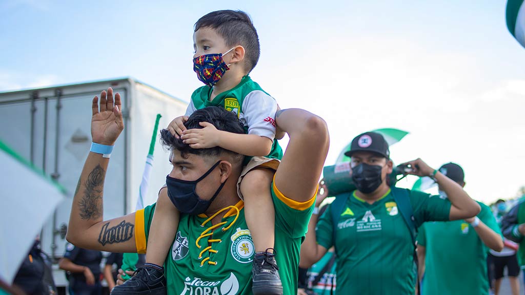 Afición presente en las inmediaciones del Nou Camp para la final León vs Pumas