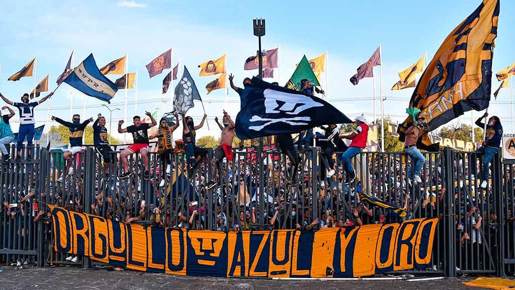 Miles de aficionados de Pumas arribaron a CU pese a contingencia