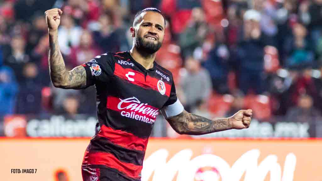 Julián Velázquez dejará Querétaro para reportar con Xolos