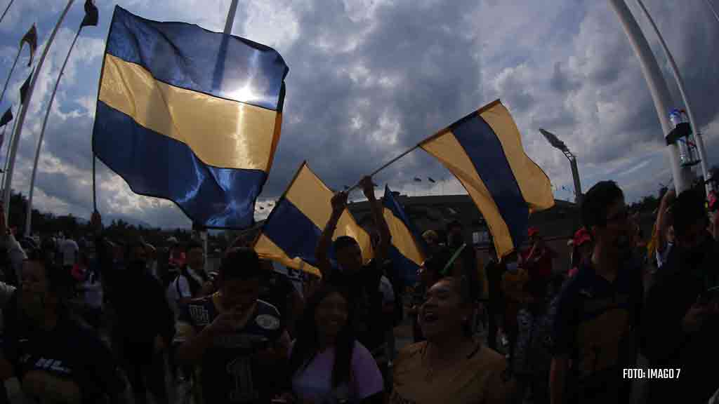 La Rebel convocó a caravana en autos para festejar a Pumas