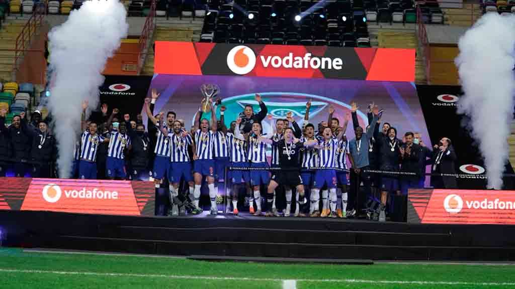 Tecatito Corona da asistencia en título del Porto