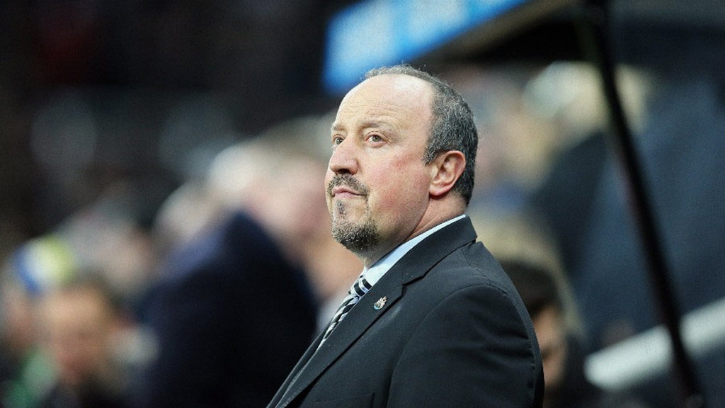 Rafa Benítez suena para dirigir a Chucky Lozano en Napoli