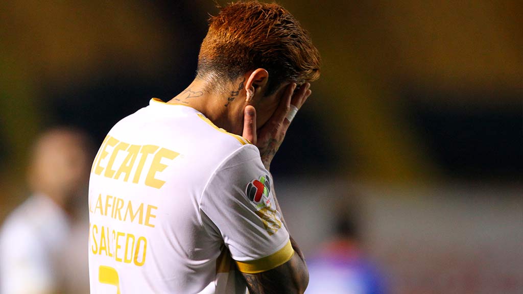Carlos Salcedo se vuelve a burlar de Cruz Azul