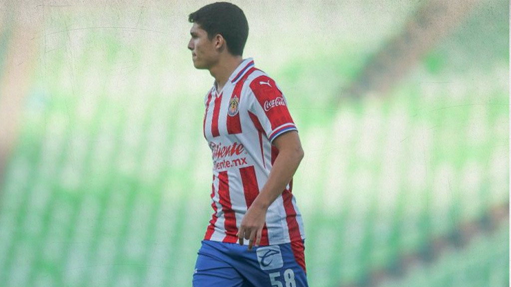 Chevy Martínez de Chivas fue operado del ligamento cruzado