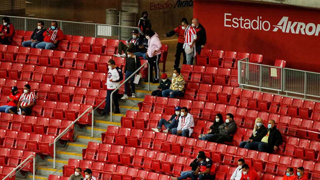 Chivas vs Pumas podría jugarse con afición en el Akron
