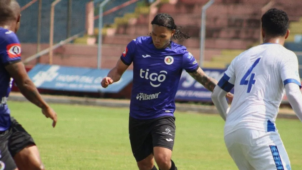 Gullit Peña debuta en El Salvador con gol