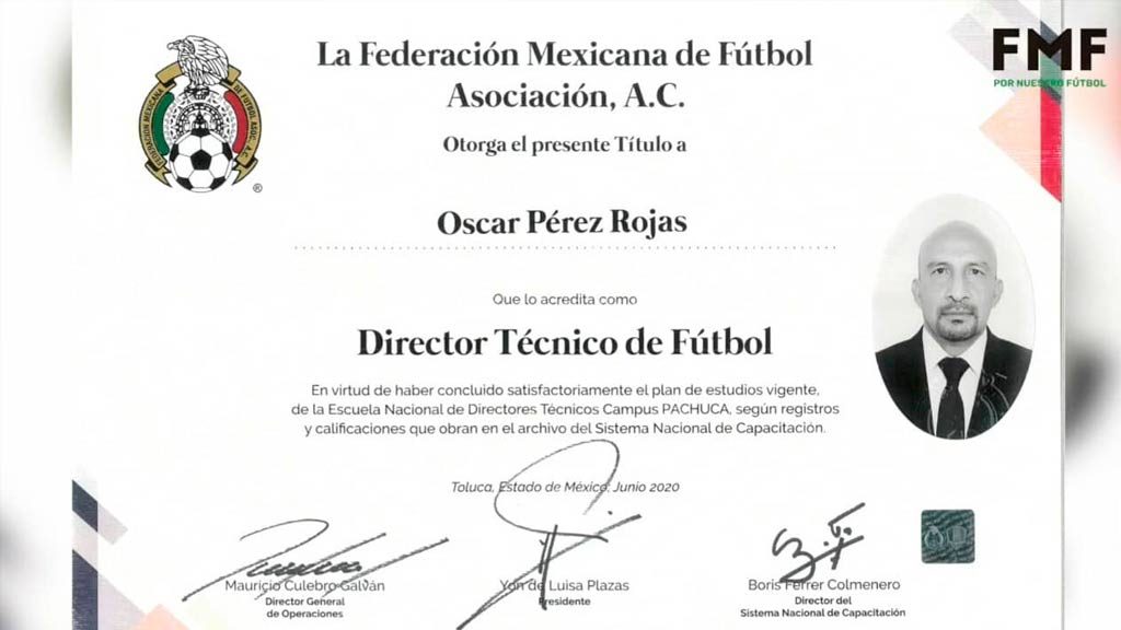 'Conejo Pérez' y Emanuel Villa recibieron título como Directores Técnicos