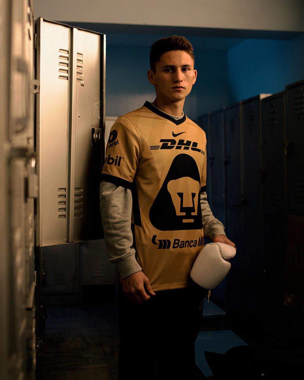 El campeón mundial juvenil de boxeo mexicano, David Picasso portando la camiseta auriazul