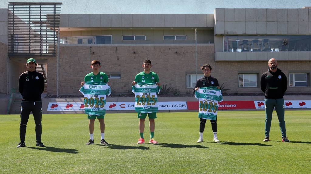 Santos Laguna renueva a tres canteranos