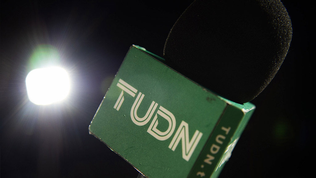 Video: Alburean a comentarista de TUDN en vivo