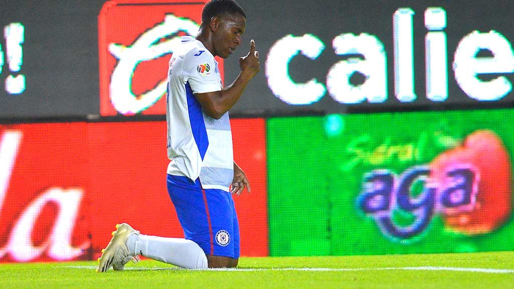 Video: Bryan Angulo se estrena con Cruz Azul y le da triunfo ante León