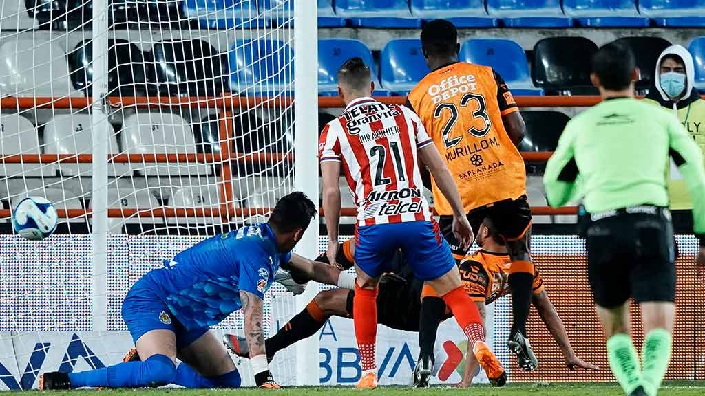 Video: Gustavo Cabral pone el empate ante Chivas -