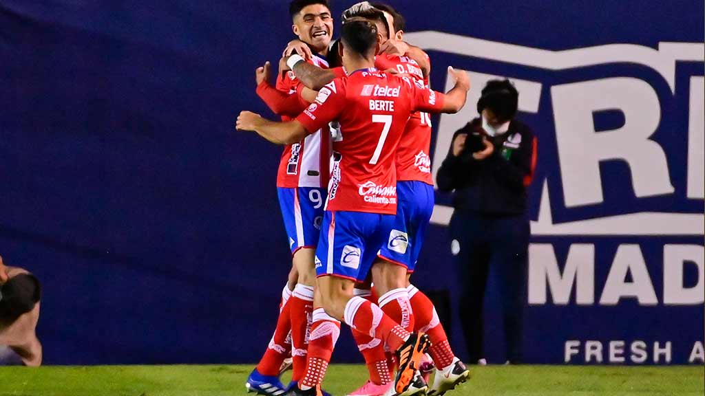 Video: Juan Castro marca golazo desde media cancha ante Tigres