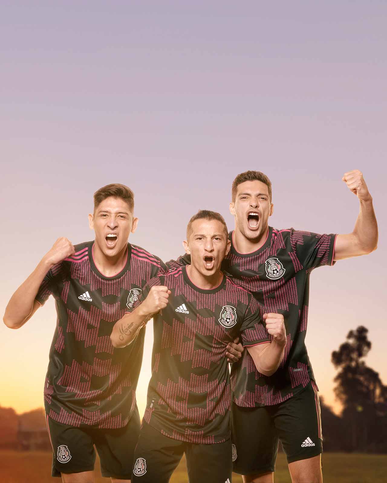 Edson Álvarez, Andrés Guardado y Raúl Jiménez con la camiseta mexicana