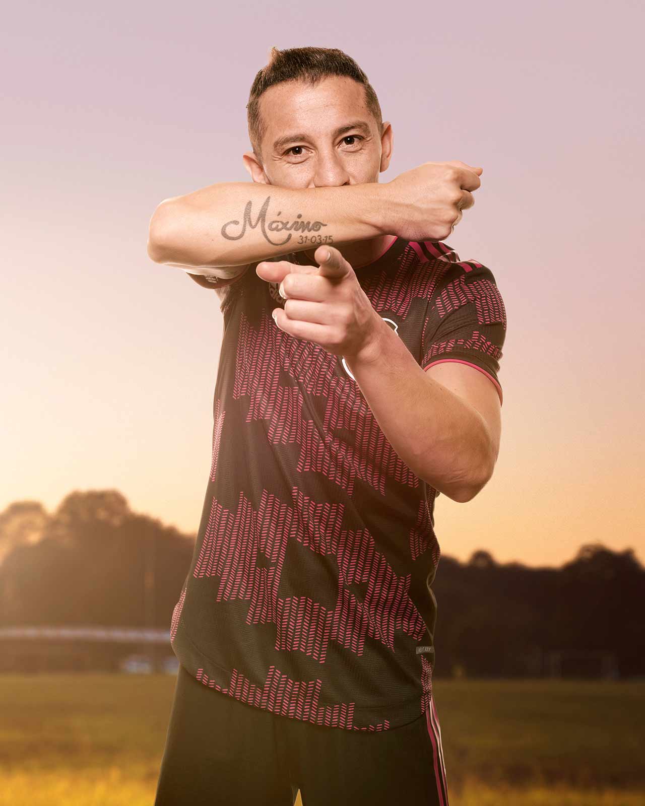 Andrés Guardado, uno de los capitanes del Tri, posa con el jersey de adidas