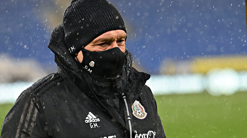 Henry Martín y Alan Pulido descartados ante Gales