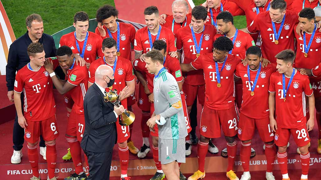 Neuer recibiendo el trofeo del Mundial de Clubes: último del sextete.