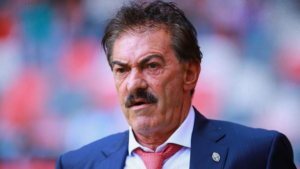 Ricardo La Volpe se ampara ante caso de podóloga