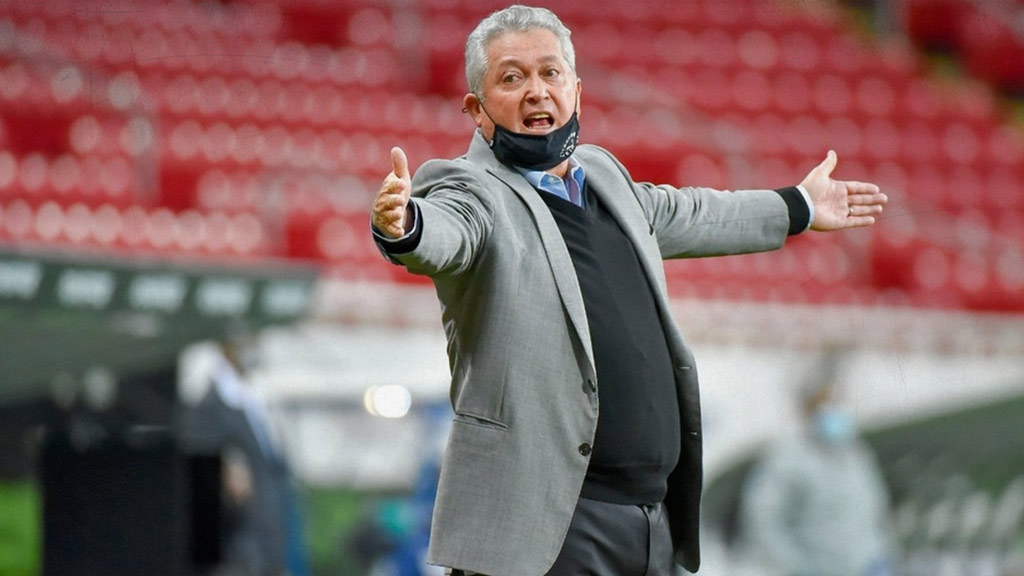 Víctor Vucetich, sigue sin estar en peligro con Chivas