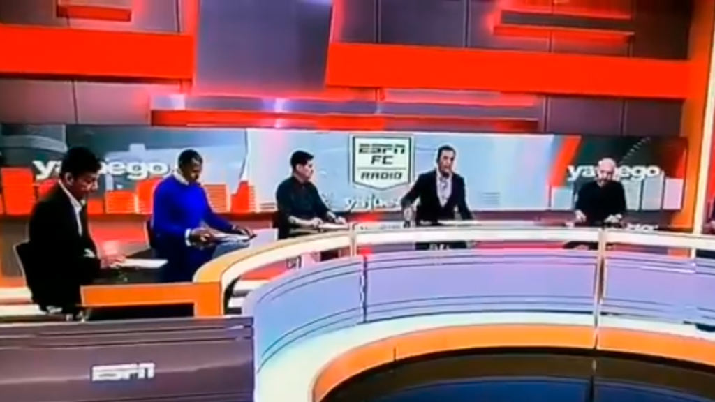 Video: Cae pantalla gigante a conductor de ESPN